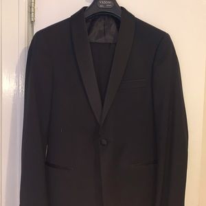 Vizoni tux for men in black. Worn twice, in perfect condition.